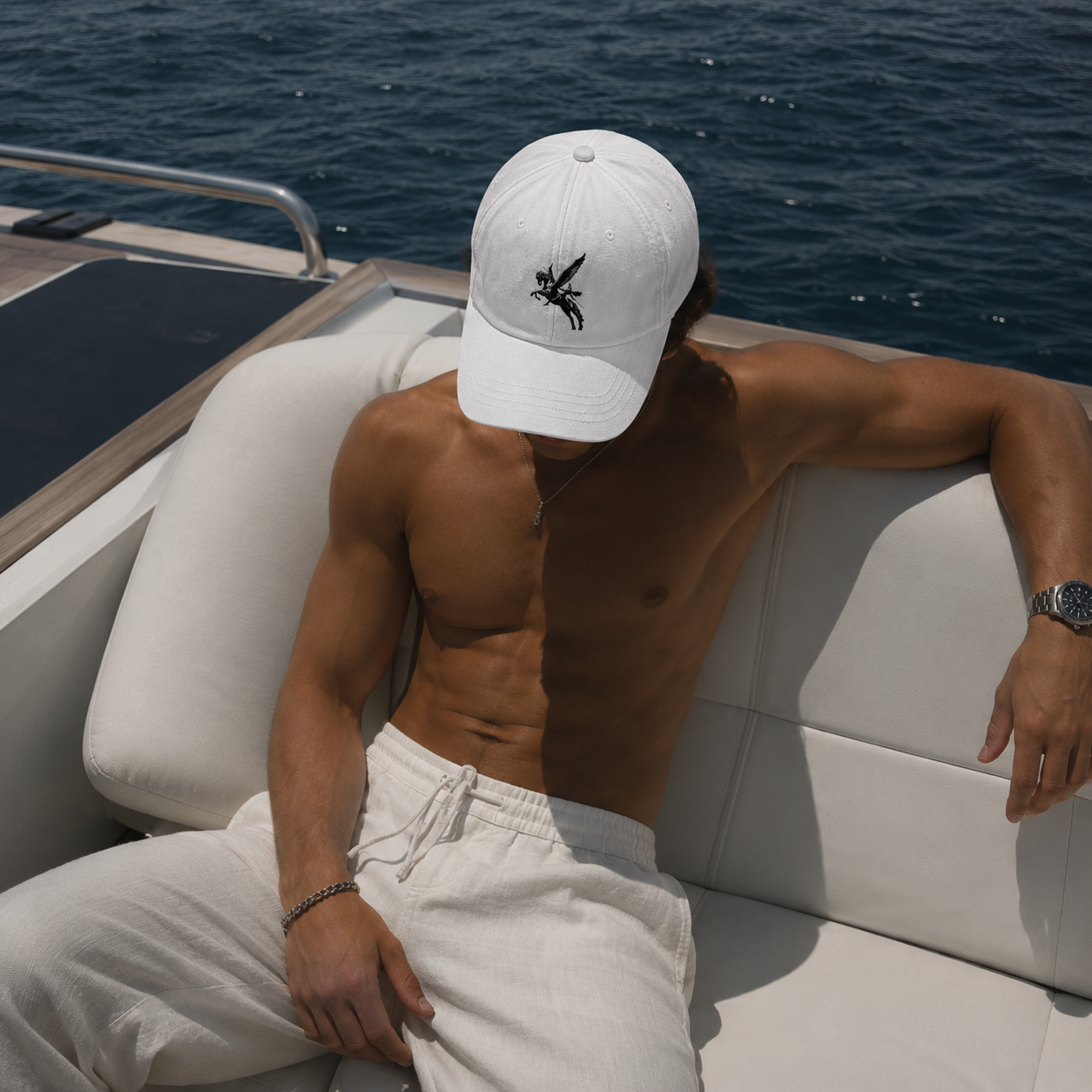 Areté® Basic White Cap estilo de vida — Drop 01 edición limitada