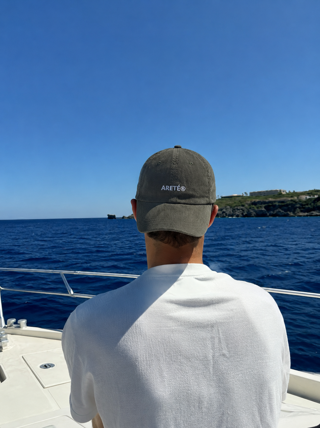 Areté® Corduroy Cap bordado frontal — detalle premium Drop 01
